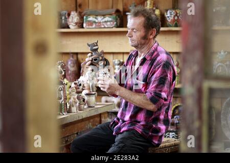 Martin Lartigue, 59 ans, devenu celebre a 9 ans dans le role de Petit Gibus dans le Film 'La guerre des Boutons' d'Yves Robert, pose dans son Atelier d'artiste à sore dans la foret Landaise le 1 septembre 2011. Martin est le fils de Dany Lartigue , peintre à Saint Tropez et le Petit fils de Jacques Henri Lartigue le celebre photographe. Il prepare une Exposition à Paris au Chateau de Maintenon du 17 septembre au 16 octobre apres avoir suivi la sortie des 2 nouveaux Films reprenant sa Version de la Guerre des Boutons. Son travail aborde la sculture et la peinture depuis de nombreuses annees. Du Stockfoto