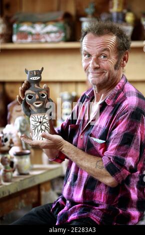 Martin Lartigue, 59 ans, devenu celebre a 9 ans dans le role de Petit Gibus dans le Film 'La guerre des Boutons' d'Yves Robert, pose dans son Atelier d'artiste à sore dans la foret Landaise le 1 septembre 2011. Martin est le fils de Dany Lartigue , peintre à Saint Tropez et le Petit fils de Jacques Henri Lartigue le celebre photographe. Il prepare une Exposition à Paris au Chateau de Maintenon du 17 septembre au 16 octobre apres avoir suivi la sortie des 2 nouveaux Films reprenant sa Version de la Guerre des Boutons. Son travail aborde la sculture et la peinture depuis de nombreuses annees. Du Stockfoto