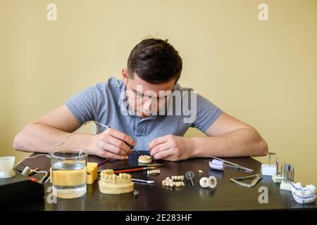 Zahntechniker Modellierung Zahnkronen mit heißem Wachs. Arbeitsplatz eines Zahntechnikers Stockfoto