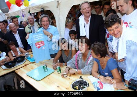 Martine Aubry, die Bürgermeisterin von Lille und Kandidatin für die sozialistische Vorwahlen, flankiert von Gilles Pargneau, Anne Hidalgo und Pierre de Saintignon, besucht La Grande Braderie in Lille, Nordfrankreich, 3. September 2011. Foto von Sylvain Lefevre/ABACAPRESS.COM Stockfoto