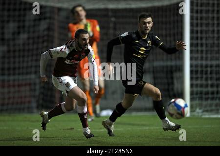 Michael Harriman von Northampton Town (links) und Daniel Harvie von Milton Keynes Dons kämpfen im dritten Runde im PTS Academy Stadium in Northampton um den Ball. Stockfoto