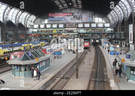 Hamburg Hauptbahnhof - der Hauptbahnhof, Hamburg, Deutschland. Der verkehrsreichste Bahnhof Deutschlands. Stockfoto