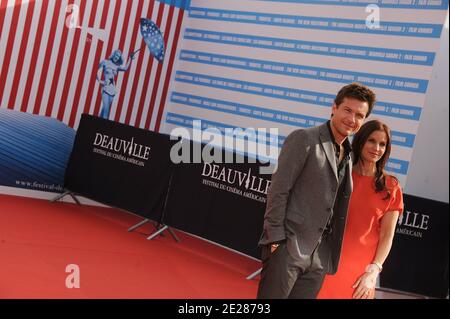 Regisseur Jason Bateman und seine Frau Amanda posieren bei der Premiere von "The Change-Up" beim 37. Deauville American Film Festival in Deauville, Frankreich am 4. September 2011 Foto von Giancarlo Gorassini/ABACAPRESS.COM Stockfoto