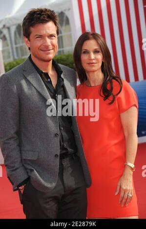 Regisseur Jason Bateman und seine Frau Amanda posieren bei der Premiere von "The Change-Up" beim 37. Deauville American Film Festival in Deauville, Frankreich am 4. September 2011 Foto von Giancarlo Gorassini/ABACAPRESS.COM Stockfoto