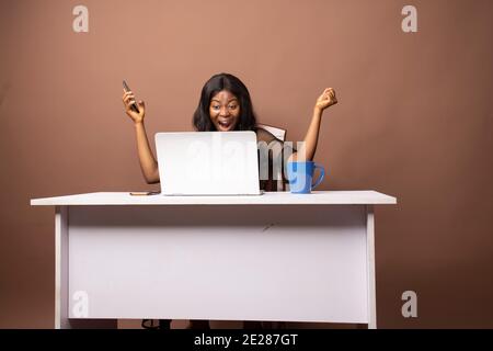 Eine junge Dame ist überrascht, als sie in sie schaut Notebook Stockfoto