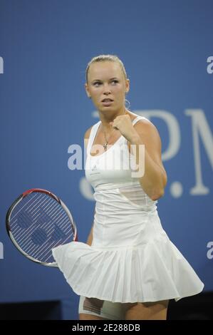 Danemarks Caroline Wozniacki im Kampf gegen die Russin Svetlana Kuznetsova am 8. Tag bei den US Open am 5. September 2011 in Flushing Meadows in New York City, NY, USA. Foto von Mehdi Taamallah/ABACAPRESS.COM Stockfoto