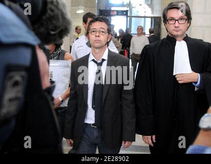 Nicolas Bonnemaison, 50 ans, praticien aux urgences de l'hopital de Bayonne accompagne d'un de ses avocats Maitre Arnaud Dupin comparait devant la Chambre d'Instruction de la Cour d'Appel de Pau, France le 6 Septembre 2011. Nicolas Bonnemaison est soupconne d'avoir pratique des injections de substances ayant entraine le deces d'au moins quatre personnes agees. Le 12 aout dernier il a ete MIS en examen pour 'empoisonnements sur personnes particulier erement Vulnerables', et ensuite remis en liberte sous controle judiciaire. Foto Luke Laissac/ABACAPRESS.COM Stockfoto