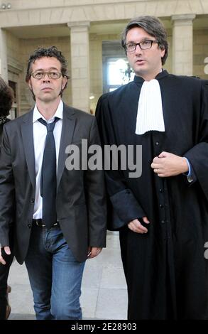 Nicolas Bonnemaison, 50 ans, praticien aux urgences de l'hopital de Bayonne accompagne d'un de ses avocats Maitre Arnaud Dupin comparait devant la Chambre d'Instruction de la Cour d'Appel de Pau, France le 6 Septembre 2011. Nicolas Bonnemaison est soupconne d'avoir pratique des injections de substances ayant entraine le deces d'au moins quatre personnes agees. Le 12 aout dernier il a ete MIS en examen pour 'empoisonnements sur personnes particulier erement Vulnerables', et ensuite remis en liberte sous controle judiciaire. Foto Luke Laissac/ABACAPRESS.COM Stockfoto