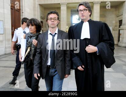 Nicolas Bonnemaison, 50 ans, praticien aux urgences de l'hopital de Bayonne accompagne d'un de ses avocats Maitre Arnaud Dupin comparait devant la Chambre d'Instruction de la Cour d'Appel de Pau, France le 6 Septembre 2011. Nicolas Bonnemaison est soupconne d'avoir pratique des injections de substances ayant entraine le deces d'au moins quatre personnes agees. Le 12 aout dernier il a ete MIS en examen pour 'empoisonnements sur personnes particulier erement Vulnerables', et ensuite remis en liberte sous controle judiciaire. Foto Luke Laissac/ABACAPRESS.COM Stockfoto