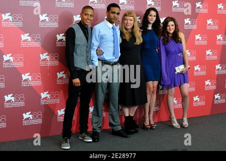 (L-R) die Schauspieler Solomon Glave, James Howson, Regisseur Andrea Arnold, Kaya Scodelario und Shannon Beer waren während des 68. Internationalen Filmfestivals von Venedig am 6. September 2011 im Palazzo del Casino in Venedig beim Fotocall "Wuthering Heights" dabei. Foto von Aurore Marechal/ABACAPRESS.COM Stockfoto