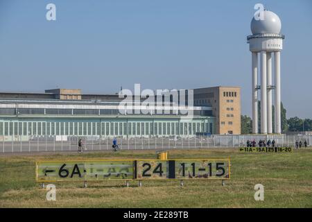 Tempelhofer Feld, Radarturm, Zentralgebäude, Tempelhof, Tempelhof-Schöneberg, Berlin, Deutschland Stockfoto