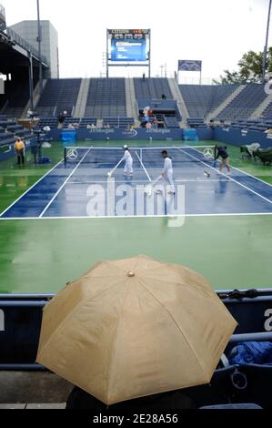 Regen verzögert Tennis für einen zweiten Tag in Folge während Tag 10 bei den US Open, in Flushing Meadows in New York City, NY, USA am 7. September 2011 Foto von Mehdi Taamallah/ABACAPRESS.COM. Stockfoto