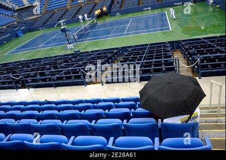 Regen verzögert Tennis für einen zweiten Tag in Folge während Tag 10 bei den US Open, in Flushing Meadows in New York City, NY, USA am 7. September 2011 Foto von Mehdi Taamallah/ABACAPRESS.COM. Stockfoto