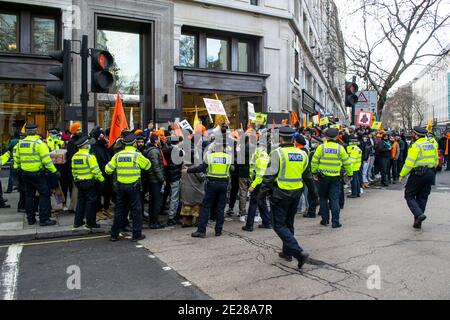 ALDWYCH, LONDON, ENGLAND - 6. Dezember 2020: Polizei und Demonstranten am Kisaan protestieren vor dem India House und protestieren solidarisch mit Punjabs Far Stockfoto