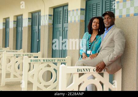 Danny Glover und seine Frau besuchen eine Fotoschau am Strand während des 37. Amerikanischen Filmfestivals in Deauville, Normandie, Frankreich, am 7. September 2011. Foto von Mireille Ampilhac/ABACAPRESS.COM Stockfoto