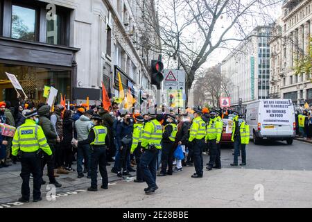 ALDWYCH, LONDON, ENGLAND - 6. Dezember 2020: Polizei und Demonstranten am Kisaan protestieren vor dem India House und protestieren solidarisch mit Punjabs Far Stockfoto