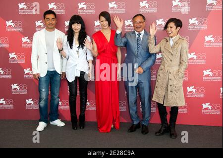 (L-R) Schauspieler Lau Ching Wan, Stephanie Che, Myolie Wu, Regisseur Johnnie To und Schauspielerin Denise Ho bei einer Fotocolumn für den Film 'Duo Mingjin' ('Lyut Ming Gam') ('Leben ohne Prinzip)' während des 68. Internationalen Filmfestivals 'Mostra' im Palazzo del Casino in Venedig, Italien am 9. September 2011. Foto von Nicolas Genin/ABACAPRESS.COM Stockfoto