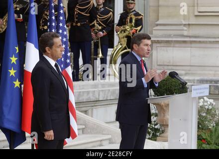 Der US-Botschafter Charles Rivkin zeigt sich, während er spricht, während der französische Präsident Nicolas Sarkozy am 9. September 2011 bei einer Zeremonie vor der US-Botschaft in Paris, Frankreich, vor dem 10-jährigen Jahrestag der Anschläge am Sonntag neben ihm steht. Foto von Michel Euler/Pool/ABACAPRESS.COM Stockfoto