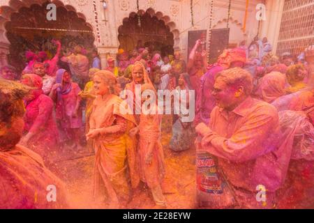 Eifrige Anhänger am Holi der Witwe, der am Gopinath Tempel gehalten wird. Bei dieser Holi-Feier beginnen Witwen mit dem Werfen von Blütenblättern und danach gefärbtem Pulver. G Stockfoto