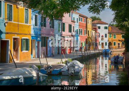 Burano Venedig Italien Bunte Häuser entlang des Kanals in Burano Stockfoto