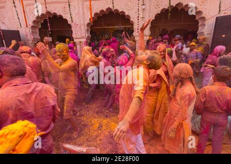 Eifrige Anhänger am Holi der Witwe, der am Gopinath Tempel gehalten wird. Bei dieser Holi-Feier beginnen Witwen mit dem Werfen von Blütenblättern und danach gefärbtem Pulver. G Stockfoto
