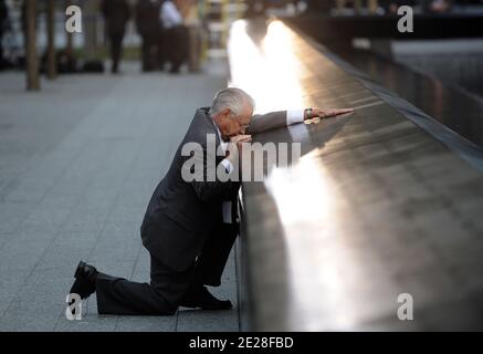 Robert Peraza, der seinen Sohn Robert David Peraza verloren hat, hält bei seinem Namen am Nordpool der Gedenkstätte 9/11 während der Feierlichkeiten zum zehnten Jahrestag am 11. September 2011 in New York im World Trade Center inne. POOL/Justin Lane/EPA Photo Pool/ABACAPRESS.COM Stockfoto