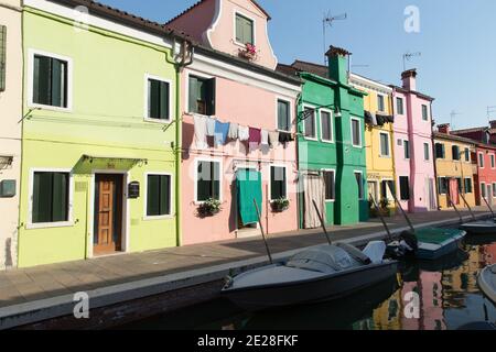 Burano Venedig Italien Bunte Häuser entlang des Kanals in Burano Stockfoto