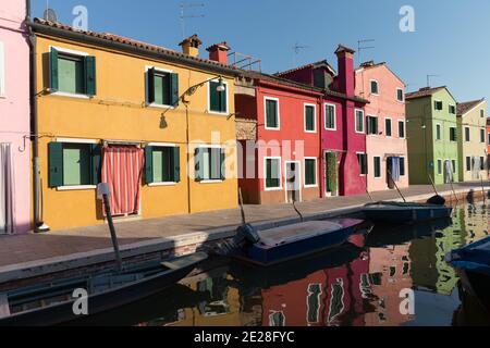 Burano Venedig Italien Bunte Häuser entlang des Kanals in Burano Stockfoto