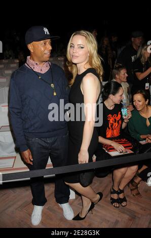 Russell Simmons und Melissa George in der ersten Reihe während der Tommy Hilfiger Spring 2012 Kollektion, bei der Mercedes Benz Fashion Week 2011, die am 11. September 2011 im Lincoln Center in New York stattfand. Foto von Graylock/ABACAPRESS.COM Stockfoto