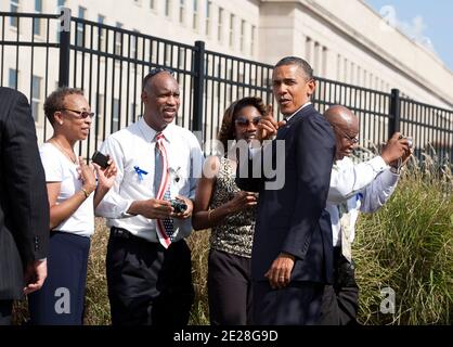 US-Präsident Barack Obama spricht am 11. September 2011 bei einer Gedenkfeier im Pentagon in Arlington, VA, USA, mit Familien von Opfern der Anschläge von 9-11. Foto von Joshua Roberts/ABACAPRESS.COM Stockfoto