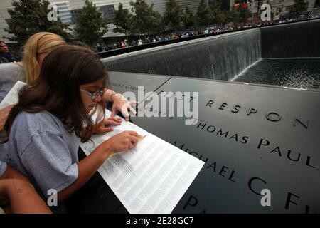 Am 10. Jahrestag der Anschläge vom 11. September folgt Samantha Palazzo, 11 von Staten Island, dem Namen ihres Vaters, Jeffrey Palazzo of the Fire Department's Rescue 5, am Eröffnungstag der Gedenkstätte vom 11. September am World Trade Center in New York am 11. September 2011. Foto von Jefferson Siegel/ABACAPRESS.COM Stockfoto