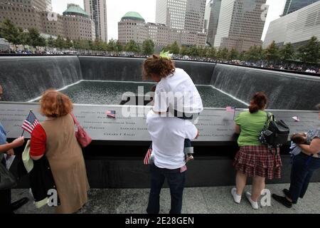 Am 10. Jahrestag der Anschläge vom 11. September, Familienangehörige am South Memorial Pool am Eröffnungstag des 11. September Memorial am World Trade Center in New York am 11. September 2011. Foto von Jefferson Siegel/ABACAPRESS.COM Stockfoto