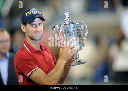 Serbiens Novak Djokovic feiert mit seiner Siegertrophäe nach seinen Niederlagen, 6-2, 6-4, 6-7, 6-1, Spaniens Rafael Nadal in ihrem Männerfinale am 15. Tag der US Open in Flushing Meadows in New York City, NY, USA am 12. September 2011. Foto von Mehdi Taamallah/ABACAPRESS.COM Stockfoto