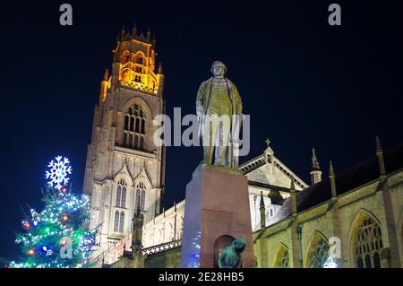 Stumpturm (St. Botolph's Church) und Ingram Statue während Weihnachten in der Nacht. Boston Lincolnshire Stockfoto