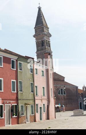 Burano Venedig Italien Bunte Häuser und Kirche San Martino in Burano Stockfoto