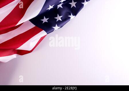 Amerikanische Flagge auf grauem Hintergrund mit leerem Platz für Text. Grenze für Unabhängigkeitstag oder Veteranentag. Stockfoto