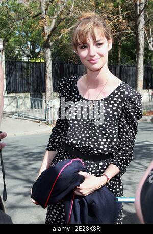 EXKLUSIV. Louise Bourgoin bei einer Fernsehsendung in Paris, Frankreich, am 14. September 2011. Foto von Denis Guignebourg/ABACAPRESS.COM Stockfoto