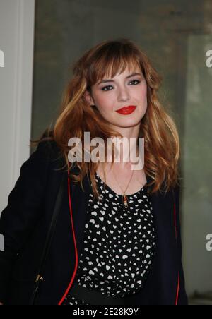 EXKLUSIV. Louise Bourgoin bei einer Fernsehsendung in Paris, Frankreich, am 14. September 2011. Foto von Denis Guignebourg/ABACAPRESS.COM Stockfoto