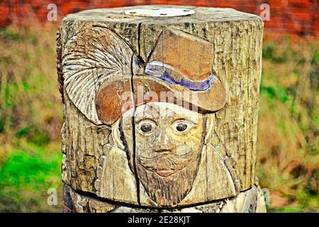 Geschnitzte Holzfigur eines Männchens Stockfoto