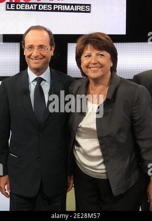 (LtoR) Französische Kandidaten für die Vorwahlen der Sozialistischen Partei (PS) 2011 vor der Präsidentschaftswahl in Frankreich 2012 Francois Hollande und Martine Aubry posieren vor der Teilnahme an einer Fernsehdebatte auf dem französischen Fernsehsender France 2, Paris, Frankreich am 15. September 2011. Foto von Thierry Chesnot/Pool/ABACAPRESS.COM Stockfoto