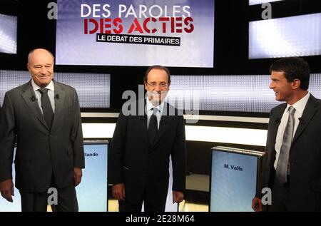 (LtoR) Französische Kandidaten für die Vorwahlen der Sozialistischen Partei (PS) 2011 vor der Präsidentschaftswahl in Frankreich 2012 Jean-Michel Baylet posiert Francois Hollande Manuel Valls vor der Teilnahme an einer Fernsehdebatte auf dem französischen Fernsehsender France 2, Paris, Frankreich am 15. September 2011. Foto von Thierry Chesnot/Pool/ABACAPRESS.COM Stockfoto