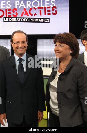 (LtoR) Französische Kandidaten für die Vorwahlen der Sozialistischen Partei (PS) 2011 vor der Präsidentschaftswahl in Frankreich 2012 Francois Hollande und Martine Aubry posieren vor der Teilnahme an einer Fernsehdebatte auf dem französischen Fernsehsender France 2, Paris, Frankreich am 15. September 2011. Foto von Thierry Chesnot/Pool/ABACAPRESS.COM Stockfoto