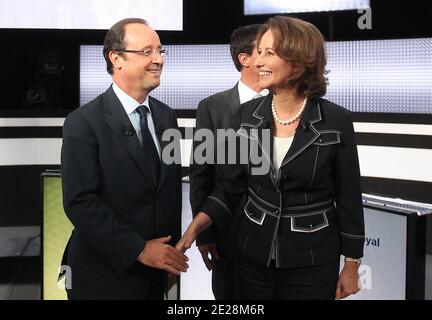 (LtoR) Französische Kandidaten für die Vorwahlen der Sozialistischen Partei (PS) 2011 vor der Präsidentschaftswahl 2012 in Frankreich stellen sich Francois Hollande und Segolene Royal vor, um am 15. September 2011 an einer Fernsehdebatte auf dem französischen Fernsehsender France 2, Paris, Frankreich teilzunehmen. Foto von Thierry Chesnot/Pool/ABACAPRESS.COM Stockfoto