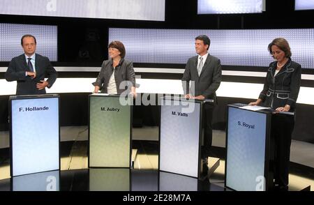 LtoR) Französische Kandidaten für die Vorwahlen der Sozialistischen Partei (PS) 2011 vor der Präsidentschaftswahl 2012 in Frankreich Francois Hollande, Martine Aubry, Manuel Valls und Segolene Royal posieren vor der Teilnahme an einer Fernsehdebatte auf dem französischen Fernsehsender France 2, Paris, Frankreich am 15. September 2011. Foto von Thierry Chesnot/Pool/ABACAPRESS.COM Stockfoto