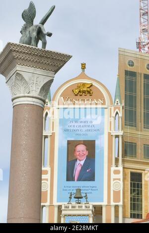 Las Vegas, NV, USA. Januar 2021. Das Venetian Resort ehrt Sheldon Adelson mit einer Plakatwand am Tag seines Passes in Las Vegas, Nevada, 12. Januar 2021. Kredit: Dee Cee Carter/Media Punch/Alamy Live Nachrichten Stockfoto