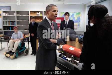 US-Präsident Barack Obama spricht mit der Studentin Alexandria Sutton, 16, über ihr Projekt, während sie ein Klassenzimmer an der Thomas Jefferson High School for Science and Technology besucht 16. September 2011 in Alexandria, Virginia, USA. Später am Morgen unterzeichnete Obama den America Invents Act, der das Patentrecht so reformiert, dass er dem ersten Anmelder ein Patent gibt und nicht dem ersten Erfinder und es dem beklagenswert unterfinanzierten US-Patent- und Handelsamt ermöglicht, seine eigenen Gebühren festzulegen und möglicherweise zu behalten. Foto von Chip Somodevilla/Pool/ABACAPRESS.COM Stockfoto