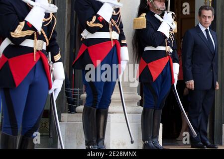 Der französische Präsident Nicolas Sarkozy erwartet Portugals Premierminister Pedro Passos Coelho vor einem Arbeitstreffen im Elysee-Palast in Paris am 16. September 2011. Foto von Stephane Lemouton/ABACAPRESS.COM Stockfoto