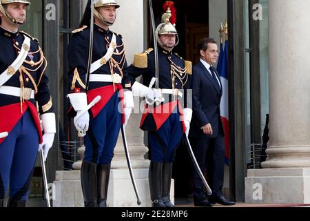 Der französische Präsident Nicolas Sarkozy erwartet Portugals Premierminister Pedro Passos Coelho vor einem Arbeitstreffen im Elysee-Palast in Paris am 16. September 2011. Foto von Stephane Lemouton/ABACAPRESS.COM Stockfoto