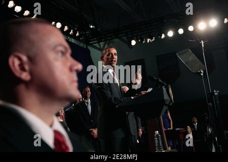 US-Präsident Barack Obama spricht eine Menge Studenten, Lehrer, Wirtschaftsführer und Kongressmitglieder an, bevor er am 16. September 2011 an der Thomas Jefferson High School for Science and Technology in Alexandria, Virginia, USA, den America Invents Act unterzeichnet. Das Gesetz reformiert Patentrecht so, um ein Patent an den ersten Anmelder anstatt an den ersten Erfinder zu geben und erlaubt dem beklagenswert unterfinanzierten US-Patent- und Handelsamt, seine eigenen Gebühren zu setzen und möglicherweise zu halten. Am 16. September 2011. Foto von Chip Somodevilla/Pool/ABACAPRESS.COM Stockfoto