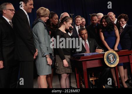 US-Präsident Barack Obama unterzeichnet America Invents Act, während sie von Geschäftsleuten, Studenten und Mitgliedern des Kongresses Thomas Jefferson High School for Science and Technology in Alexandria, Virginia, USA am 16. September 2011 umgeben ist. Das Gesetz reformiert Patentrecht so, um ein Patent an den ersten Anmelder anstatt an den ersten Erfinder zu geben und erlaubt dem beklagenswert unterfinanzierten US-Patent- und Handelsamt, seine eigenen Gebühren zu setzen und möglicherweise zu halten. Am 16. September 2011. Foto von Chip Somodevilla/Pool/ABACAPRESS.COM Stockfoto